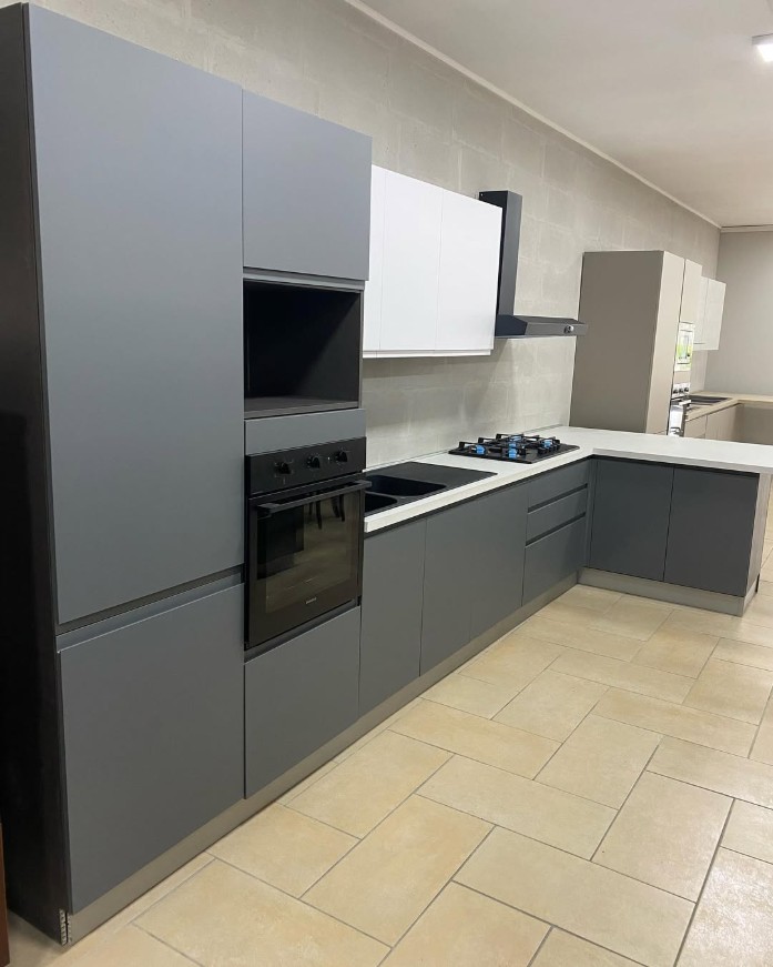 Cucina moderna antracite opaca senza maniglie con pensili bianchi e penisola, di Centro Cucine