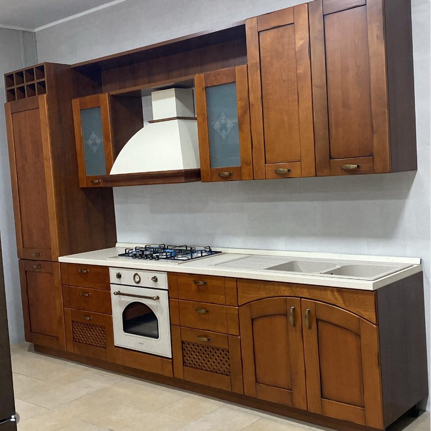 Cucina classica in legno color noce con vetri decorati e forno bianco stile retrò, di Centro Cucine
