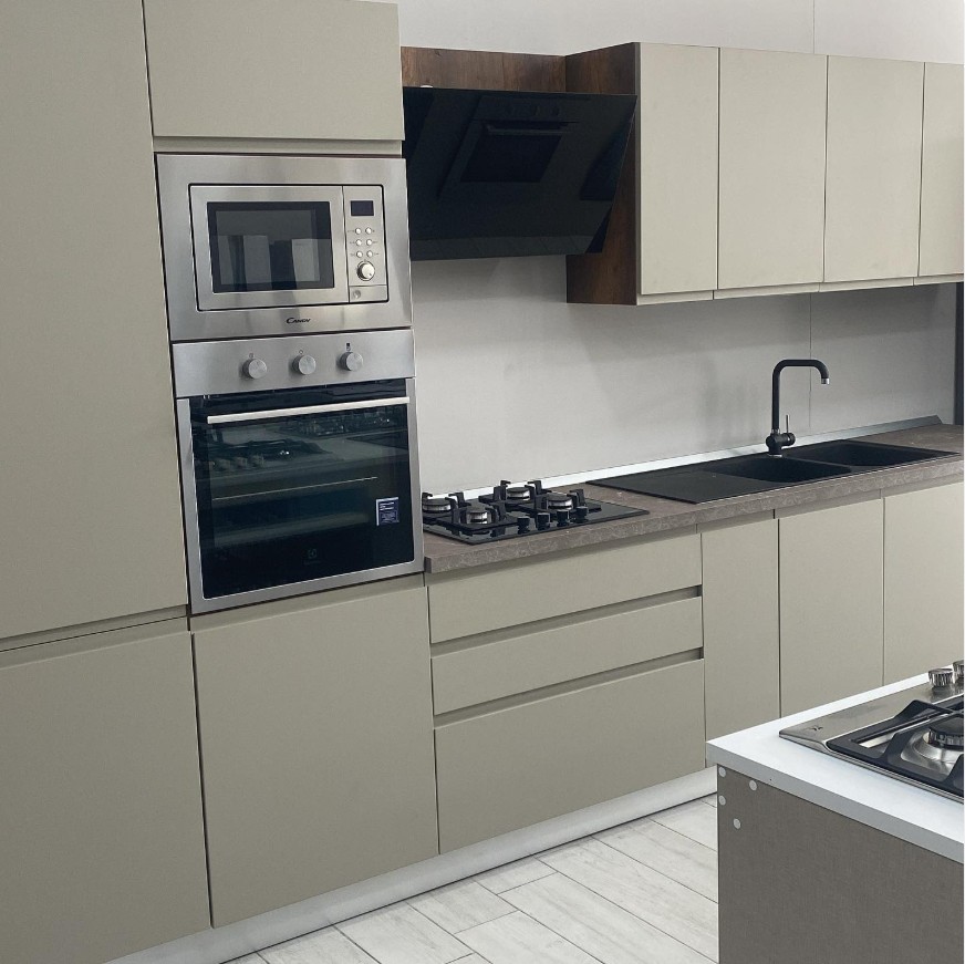 Cucina moderna opaca salvia e tortora senza maniglie con top scuro e cappa inclinata nera, di Centro Cucine